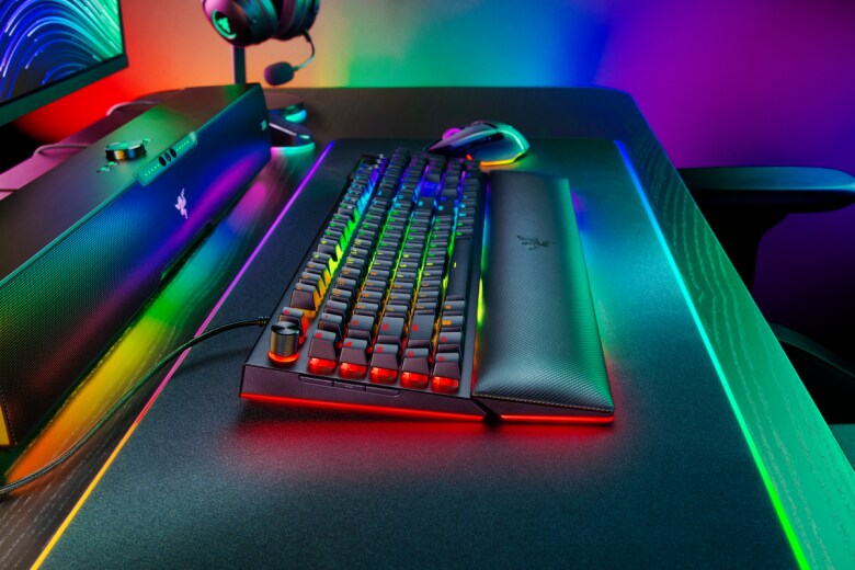 Razer BlackWidow V4 Pro Gaming Tastatur (grüne Switches)_6