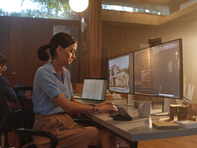 HP ZBook X G1i: Frau sitz am Schreibtisch