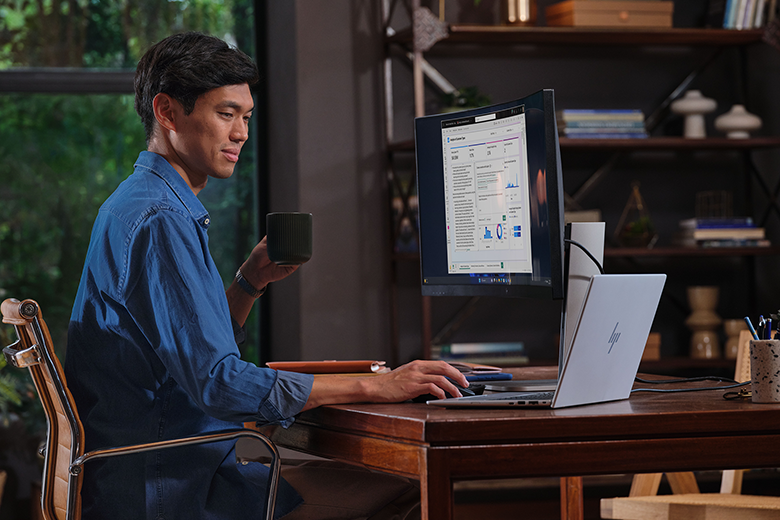 HP EliteBook 8  G1i 14 – Produkt in Nutzung  – Im Home-Office
